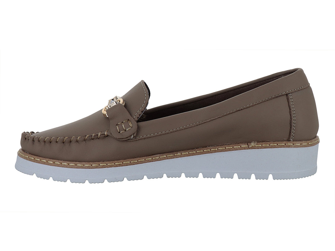 Zapato mocasín color marrón cajeta con suela blanca gruesa y detalle de hebilla dorada.