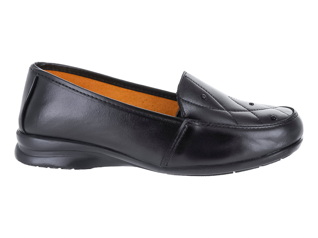Zapato plano tipo mocasín de piel color negro con interior en tono canela.