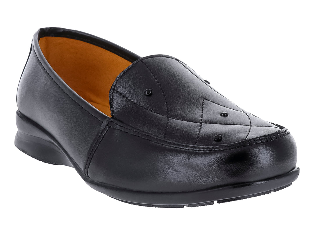 Zapato plano tipo mocasín de piel color negro con interior en tono canela.
