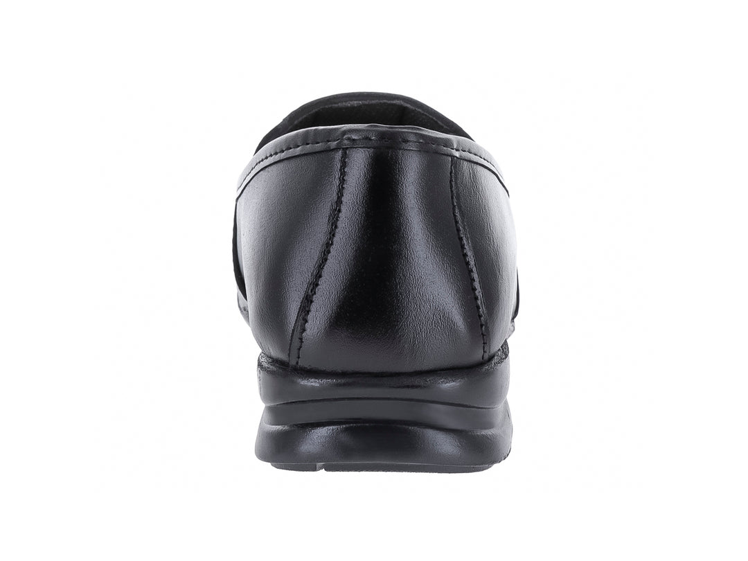 Zapato plano tipo mocasín de piel color negro con interior en tono canela.