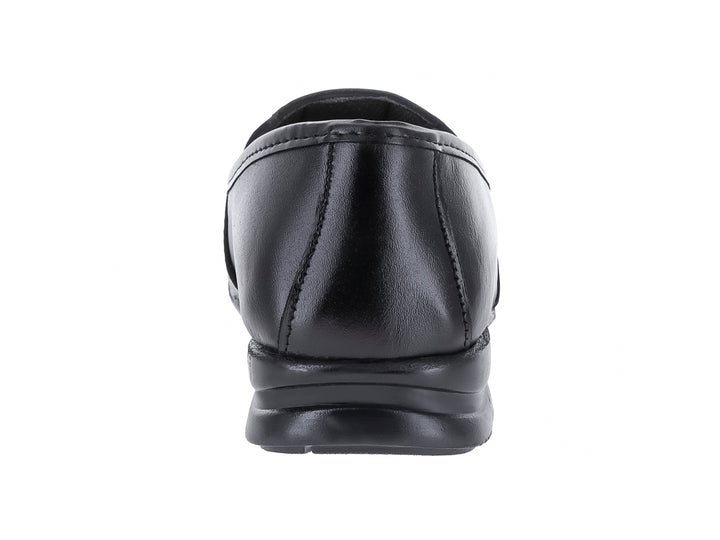 Zapato plano tipo mocasín de piel color negro con interior en tono canela.
