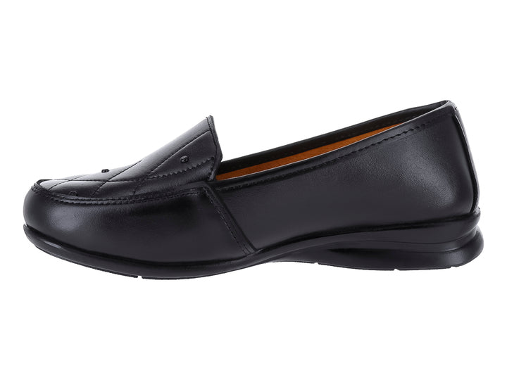 Zapato plano tipo mocasín de piel color negro con interior en tono canela.