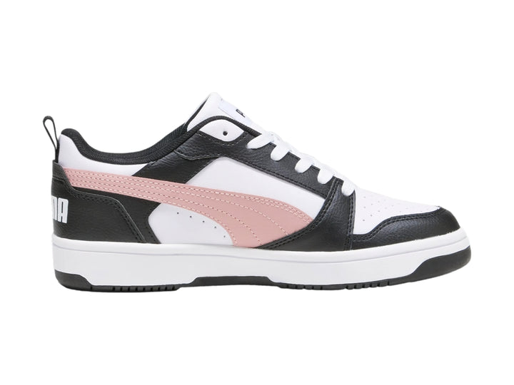 Tenis PUMA Rebound V6 Low en colores blanco, negro y rosa con suela blanca.