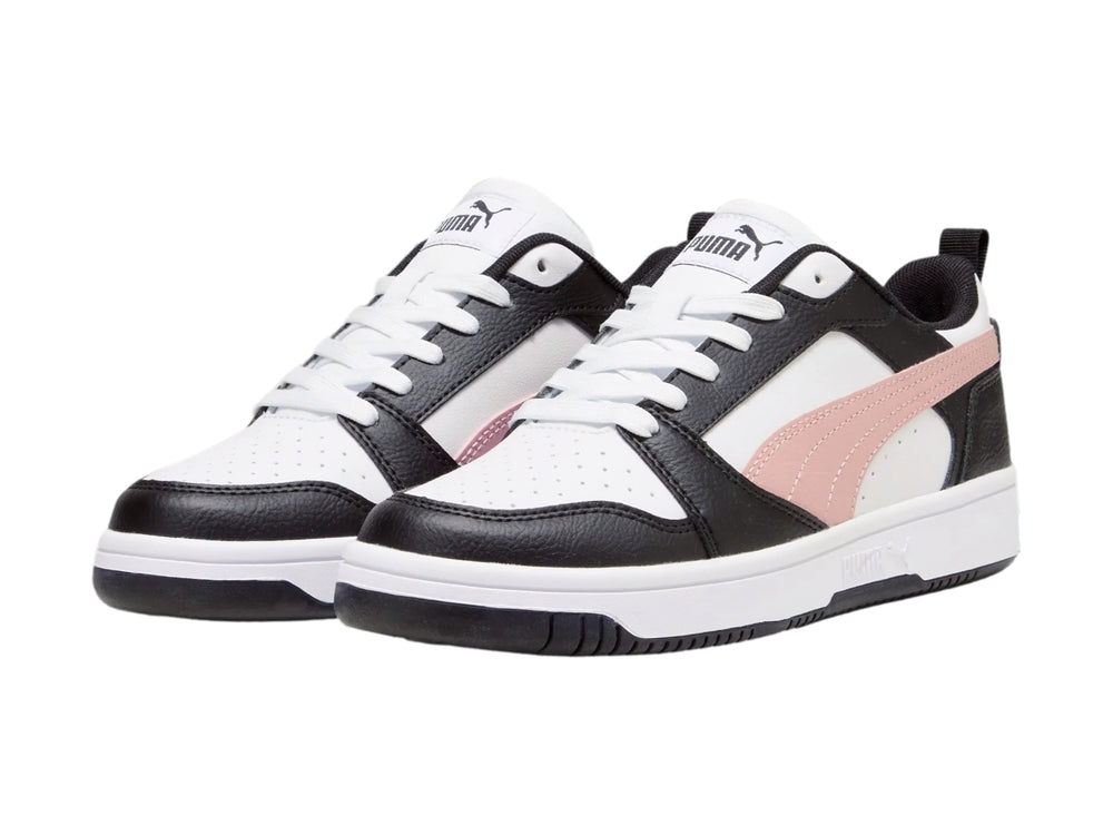 Tenis PUMA Rebound V6 Low en colores blanco, negro y rosa con suela blanca.