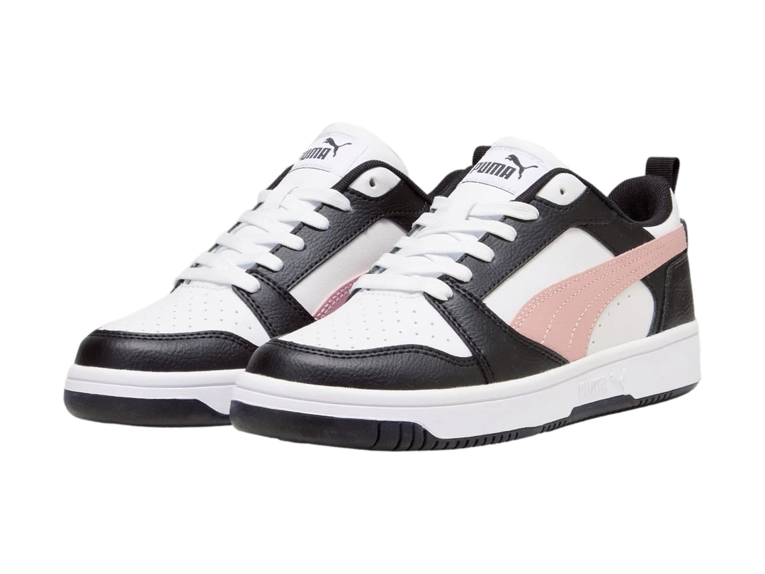Tenis PUMA Rebound V6 Low en colores blanco, negro y rosa con suela blanca.