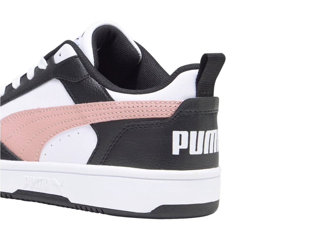 Tenis PUMA Rebound V6 Low en colores blanco, negro y rosa con suela blanca.
