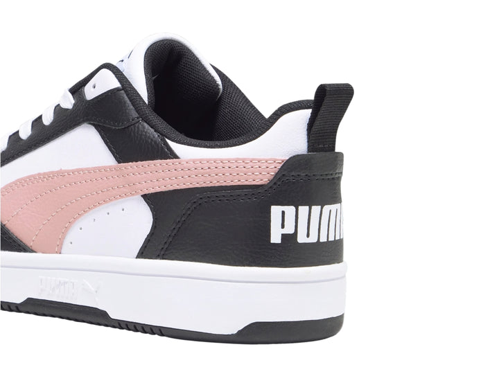 Tenis PUMA Rebound V6 Low en colores blanco, negro y rosa con suela blanca.