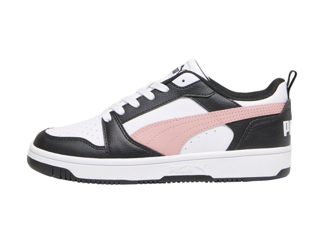 Tenis PUMA Rebound V6 Low en colores blanco, negro y rosa con suela blanca.