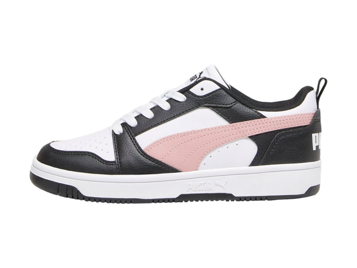 Tenis PUMA Rebound V6 Low en colores blanco, negro y rosa con suela blanca.
