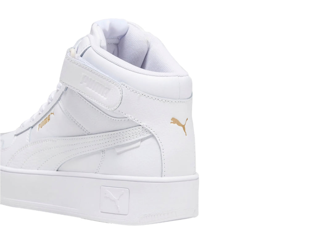 Tenis PUMA Carina Street Mid de color blanco con suela de plataforma y cierre de cordones y correa.