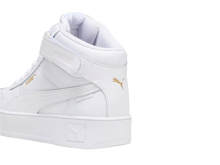 Tenis PUMA Carina Street Mid de color blanco con suela de plataforma y cierre de cordones y correa.