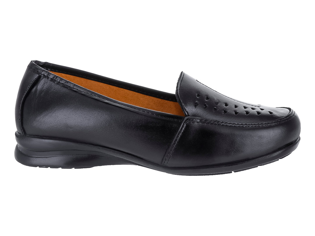 Zapato plano tipo mocasín de piel color negro con detalles perforados en la parte superior.