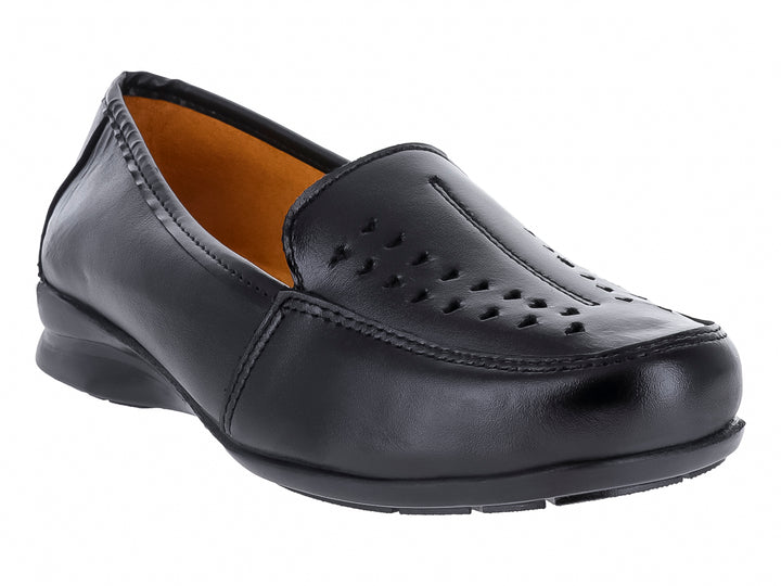 Zapato plano tipo mocasín de piel color negro con detalles perforados en la parte superior.
