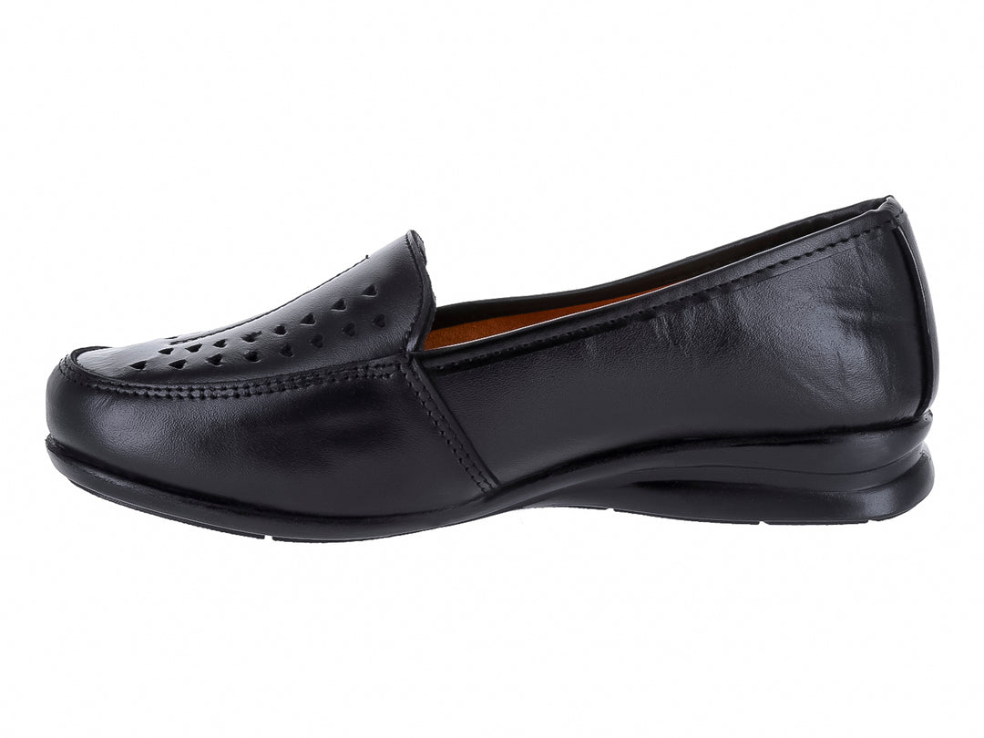 Zapato plano tipo mocasín de piel color negro con detalles perforados en la parte superior.