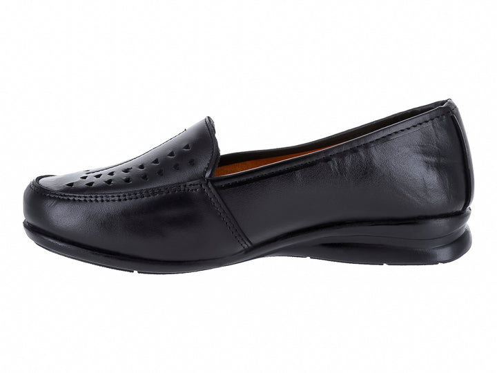 Zapato plano tipo mocasín de piel color negro con detalles perforados en la parte superior.