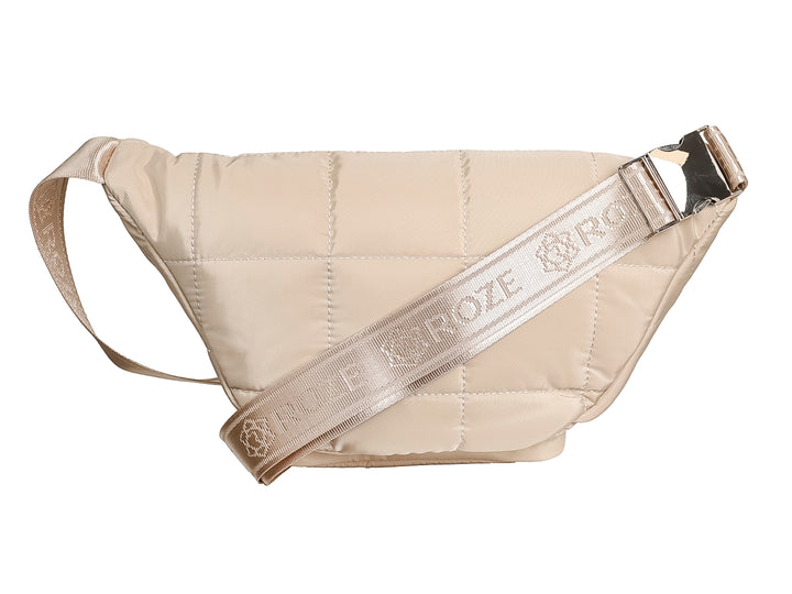 Cangurera acolchada de color blanco hueso con marca ROZE y cierres metálicos.