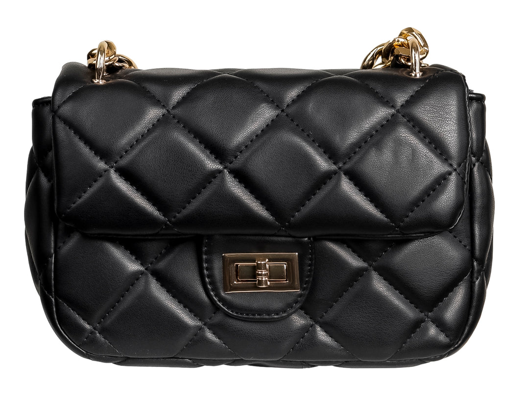 Bolso negro acolchado con cadena y cierre metálico dorado.
