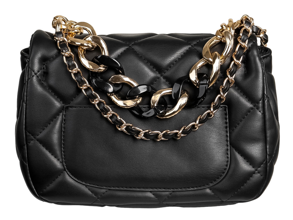 Bolso negro acolchado con cadena y cierre metálico dorado.
