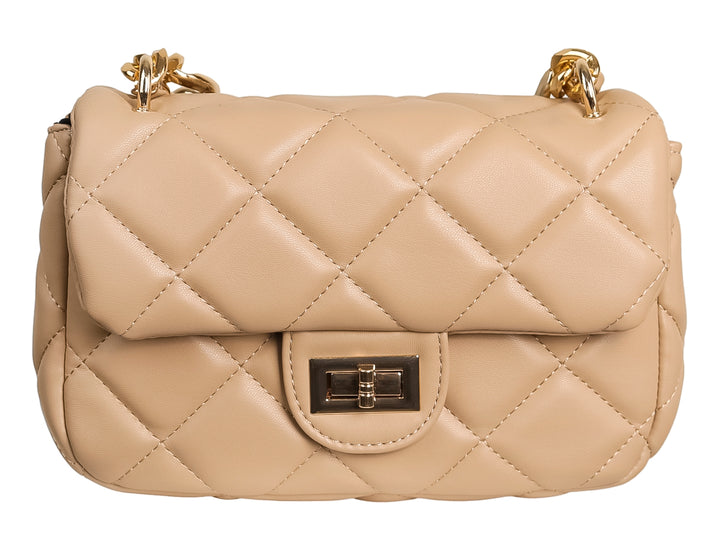 Bolso de hombro color beige con diseño acolchado en forma de diamante, cierre metálico y correa de cadena dorada.