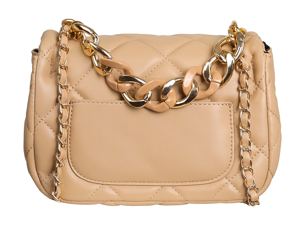 Bolso de hombro color beige con diseño acolchado en forma de diamante, cierre metálico y correa de cadena dorada.