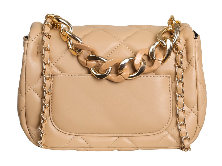 Bolso de hombro color beige con diseño acolchado en forma de diamante, cierre metálico y correa de cadena dorada.