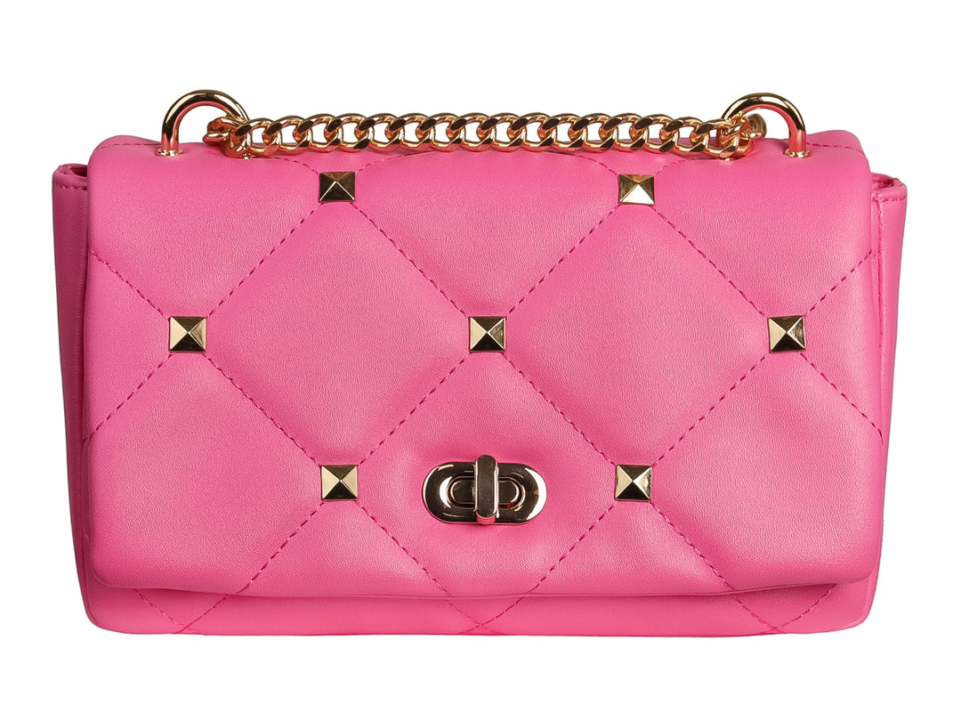 Bolso rosa acolchado con detalles de estoperoles dorados y asa de cadena metálica.