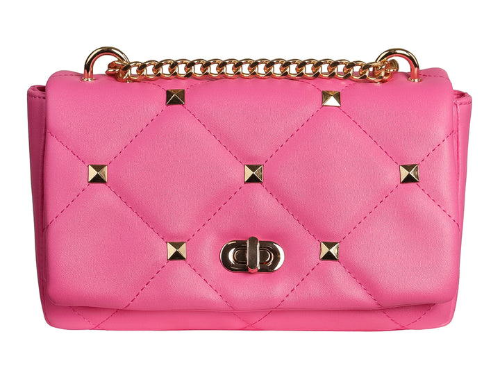 Bolso rosa acolchado con detalles de estoperoles dorados y asa de cadena metálica.