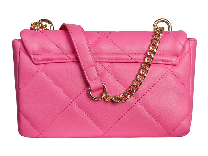 Bolso rosa acolchado con detalles de estoperoles dorados y asa de cadena metálica.