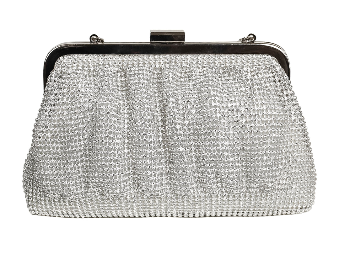 Bolso de fiesta tipo clutch color plata con superficie cubierta de cristales brillantes y cierre metálico.