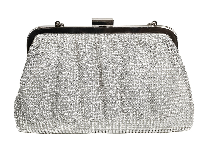 Bolso de fiesta tipo clutch color plata con superficie cubierta de cristales brillantes y cierre metálico.