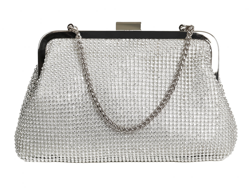 Bolso de fiesta tipo clutch color plata con superficie cubierta de cristales brillantes y cierre metálico.