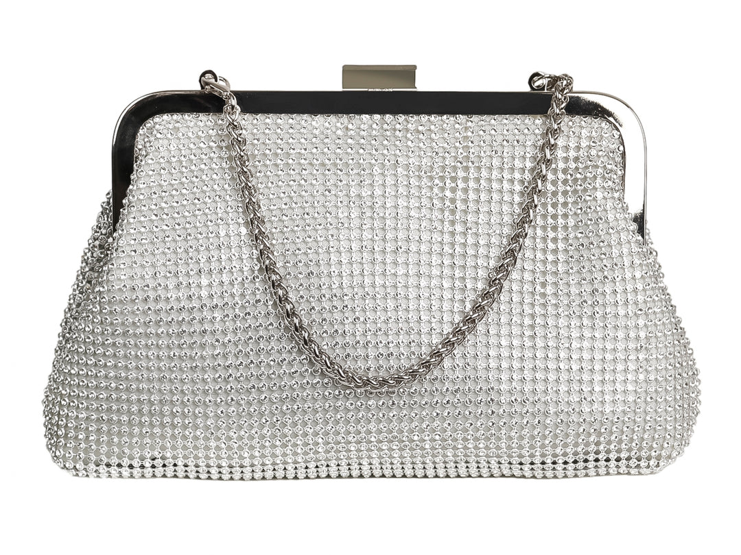Bolso de fiesta tipo clutch color plata con superficie cubierta de cristales brillantes y cierre metálico.