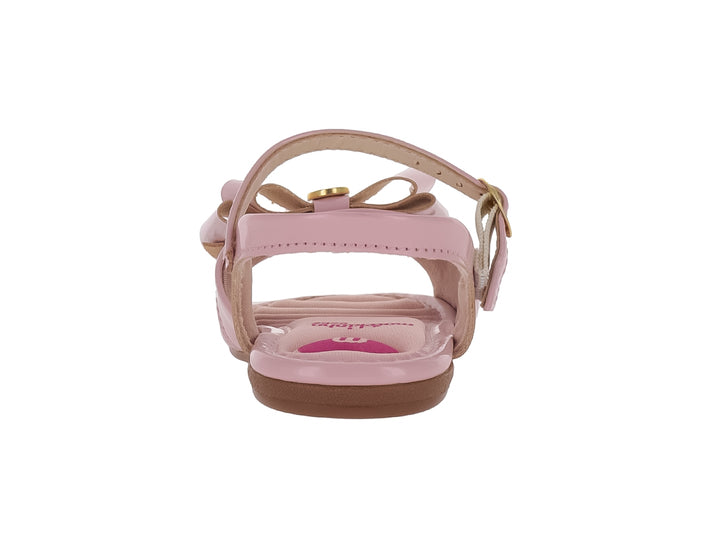 Sandalia rosa para niña con acabado brillante, detalle de moño frontal y correa ajustable con hebilla dorada.