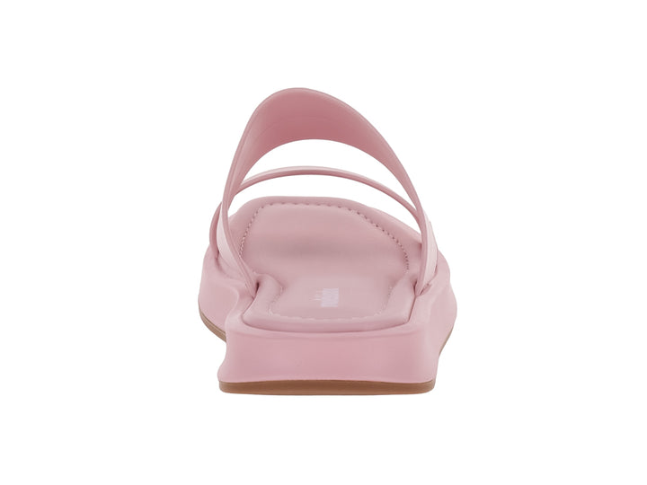 Sandalia rosa de plataforma para niña con dos tiras anchas y suela gruesa.