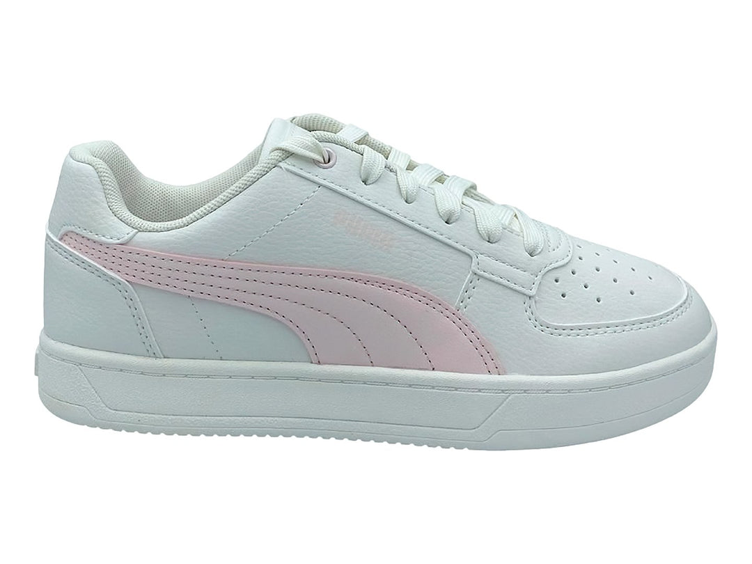 Tenis PUMA Caven 2.0 en color blanco con franja lateral en rosa pastel y suela blanca.