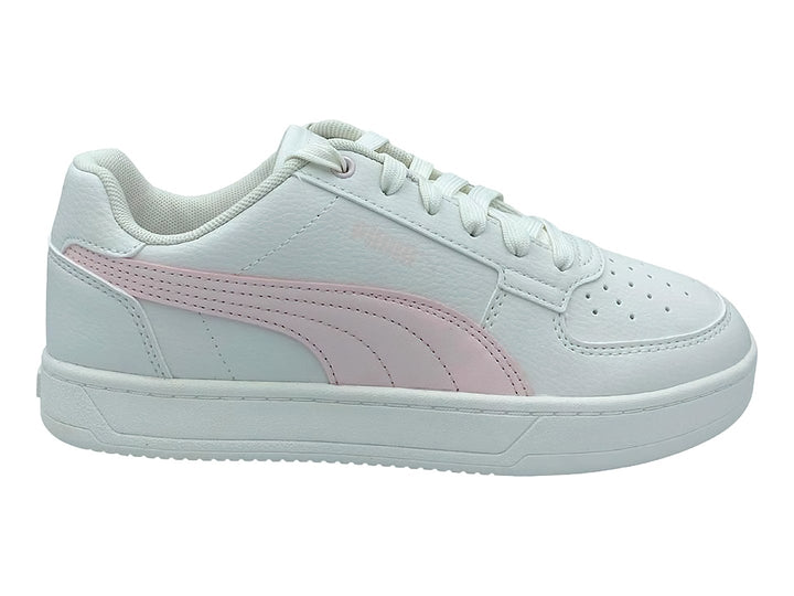 Tenis PUMA Caven 2.0 en color blanco con franja lateral en rosa pastel y suela blanca.