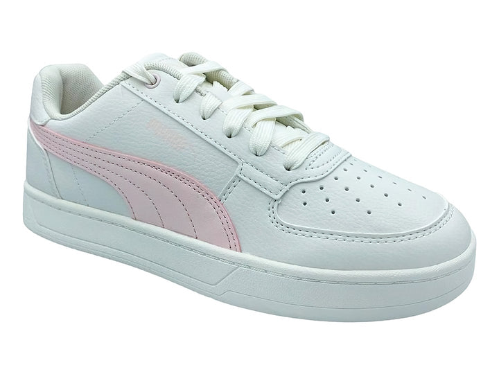 Tenis PUMA Caven 2.0 en color blanco con franja lateral en rosa pastel y suela blanca.
