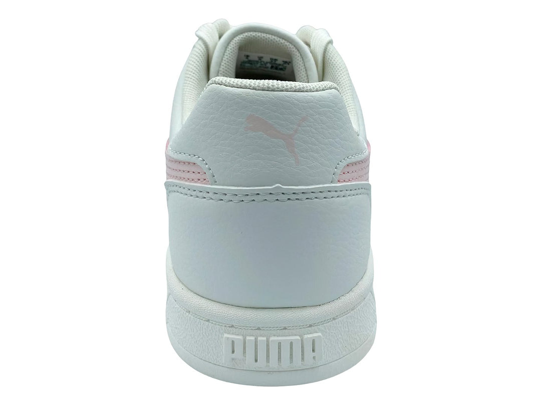 Tenis PUMA Caven 2.0 en color blanco con franja lateral en rosa pastel y suela blanca.