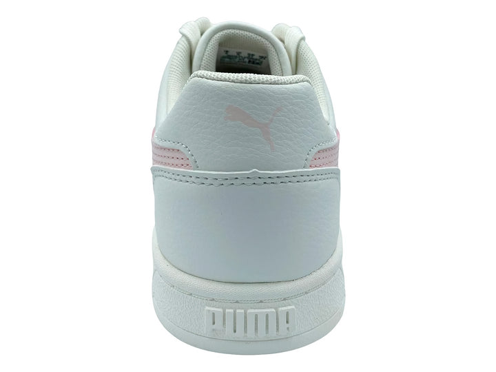 Tenis PUMA Caven 2.0 en color blanco con franja lateral en rosa pastel y suela blanca.