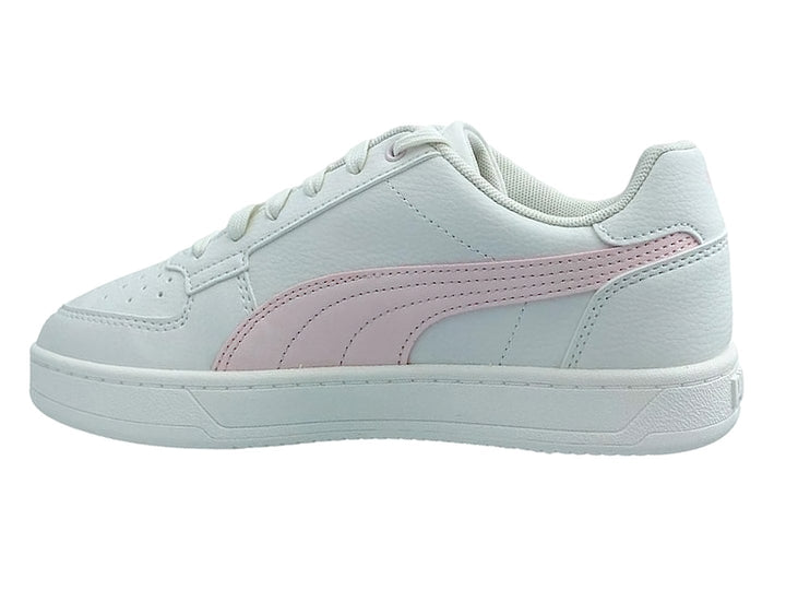 Tenis PUMA Caven 2.0 en color blanco con franja lateral en rosa pastel y suela blanca.