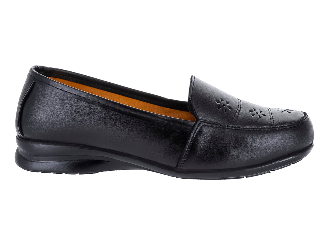 Zapato plano de piel color negro con detalles decorativos perforados en la punta.