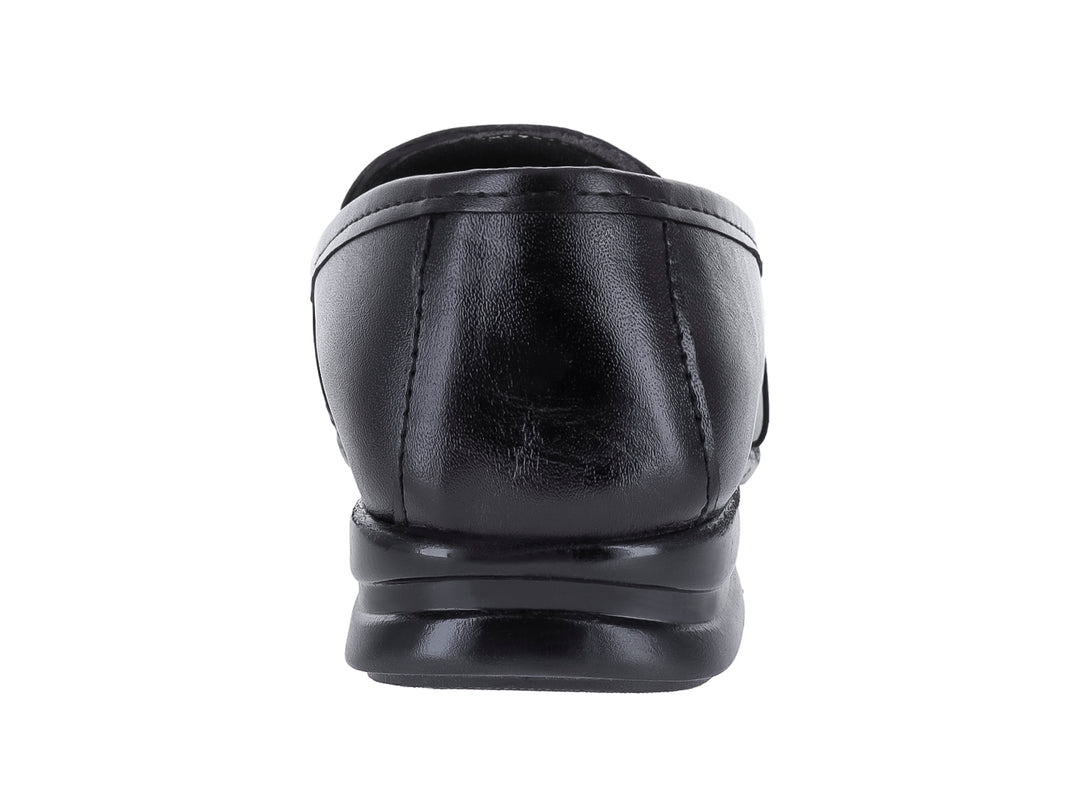 Zapato plano de piel color negro con detalles decorativos perforados en la punta.