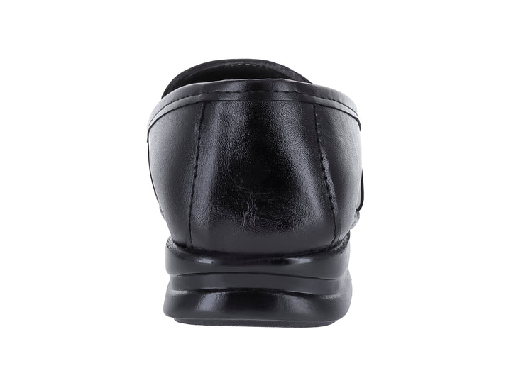 Zapato plano de piel color negro con detalles decorativos perforados en la punta.