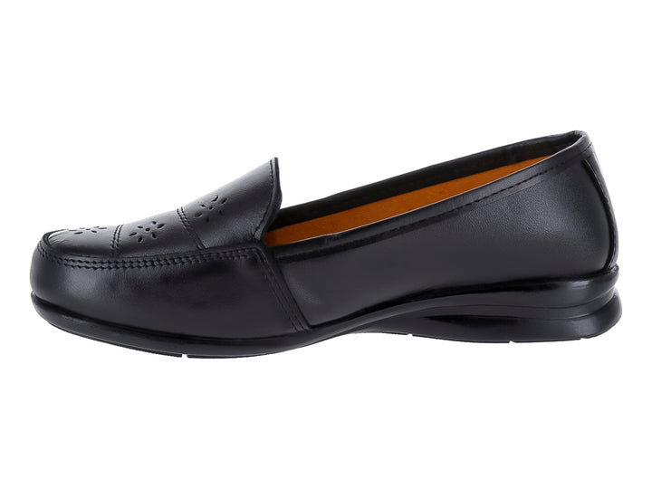 Zapato plano de piel color negro con detalles decorativos perforados en la punta.