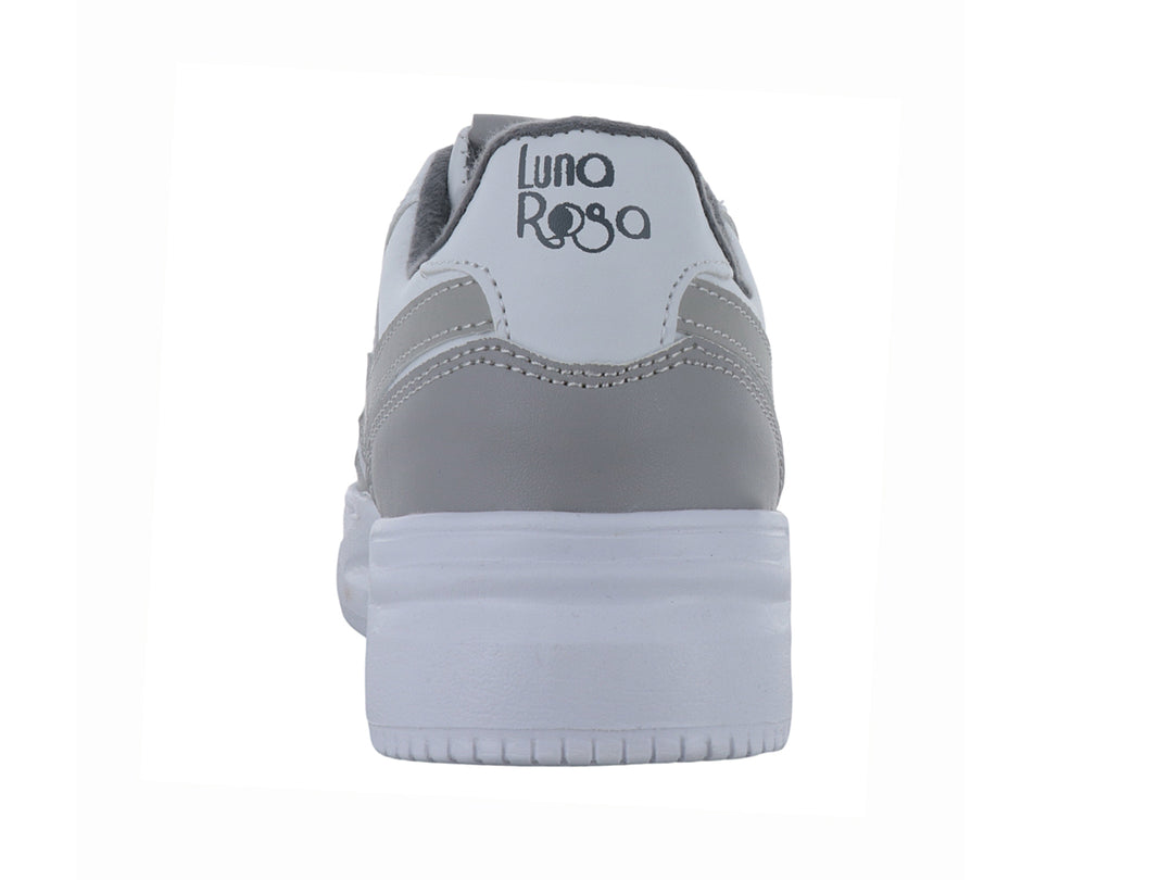 Tenis deportivos Andrax color blanco con detalles en gris y suela blanca ancha.