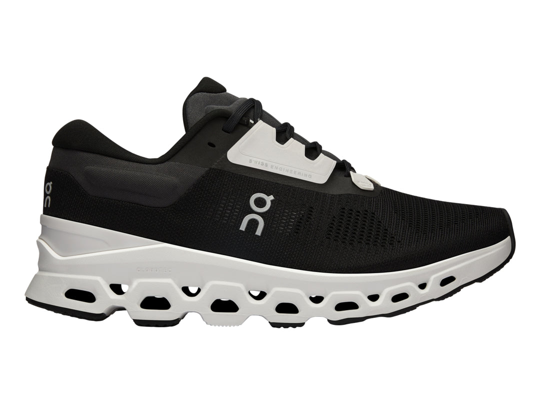 Tenis deportivos On Cloudstratus 3 en color negro con suela blanca gruesa y diseño moderno.