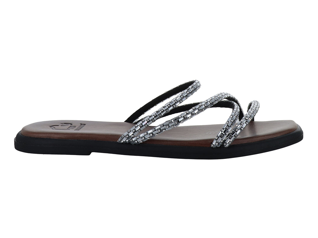 Sandalia plana para Niña en color plata con tiras brillantes y suela negra.