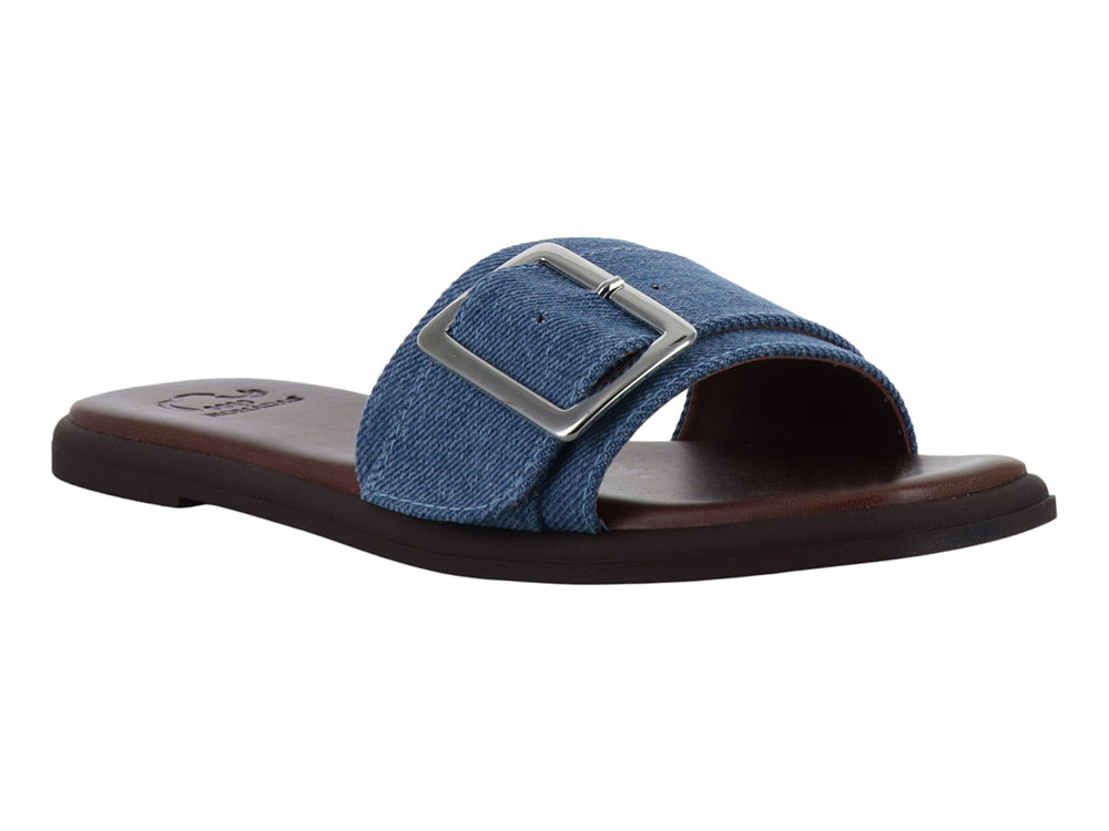 Sandalia plana para niña de color azul cielo en mezclilla con hebilla plateada y suela marrón.