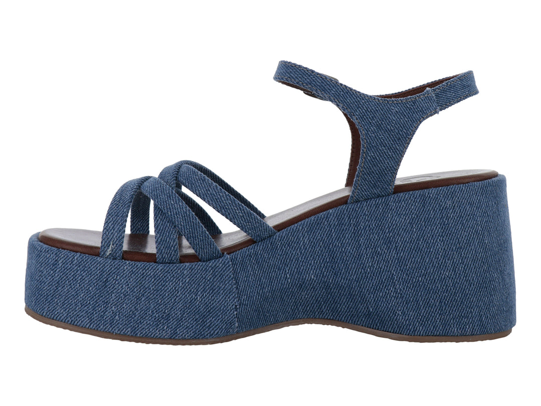 Sandalia de plataforma azul de mezclilla con tiras cruzadas y correa al tobillo.