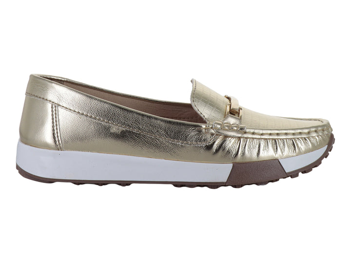 Zapato tipo mocasín color oro inglés con suela blanca y café.